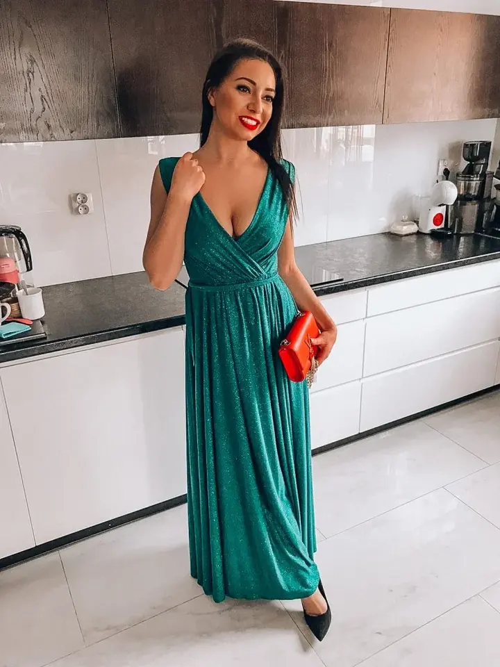 Модель у довгій зеленій сукні DANA Collection